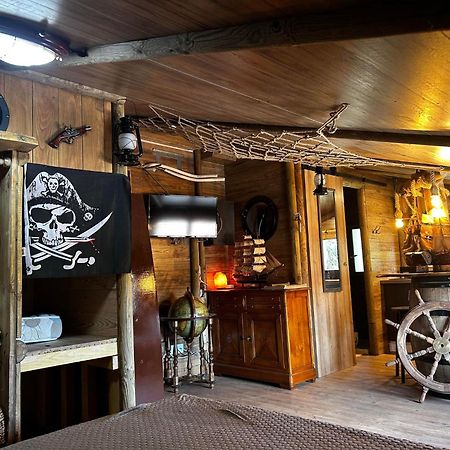 Les Chambres De Paulette Chambres A Theme Jack Sparrow Сент-Мари-ла-Мер Экстерьер фото