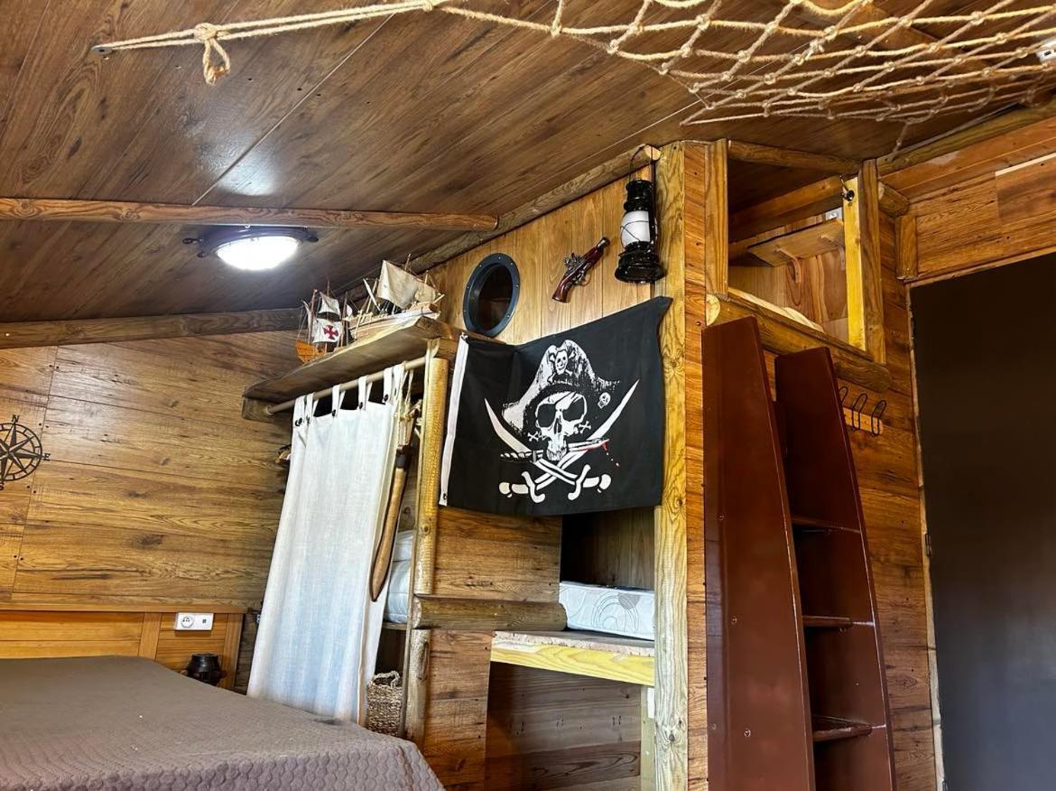 Les Chambres De Paulette Chambres A Theme Jack Sparrow Сент-Мари-ла-Мер Экстерьер фото